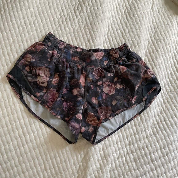 Lululemon hotty hot shorts 2.5 - low rise - like new - Picture 1 of 5